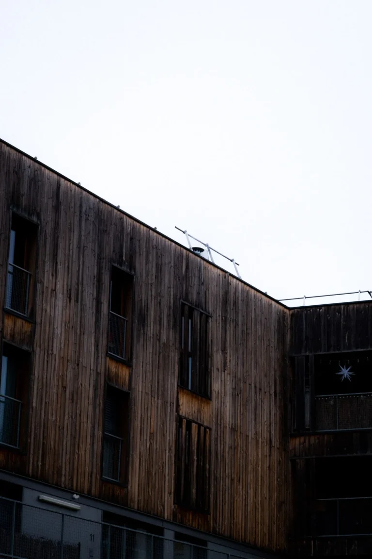 Hinterlüftete Holzfassade eines Gebäudes mit schmalen Fensterbändern