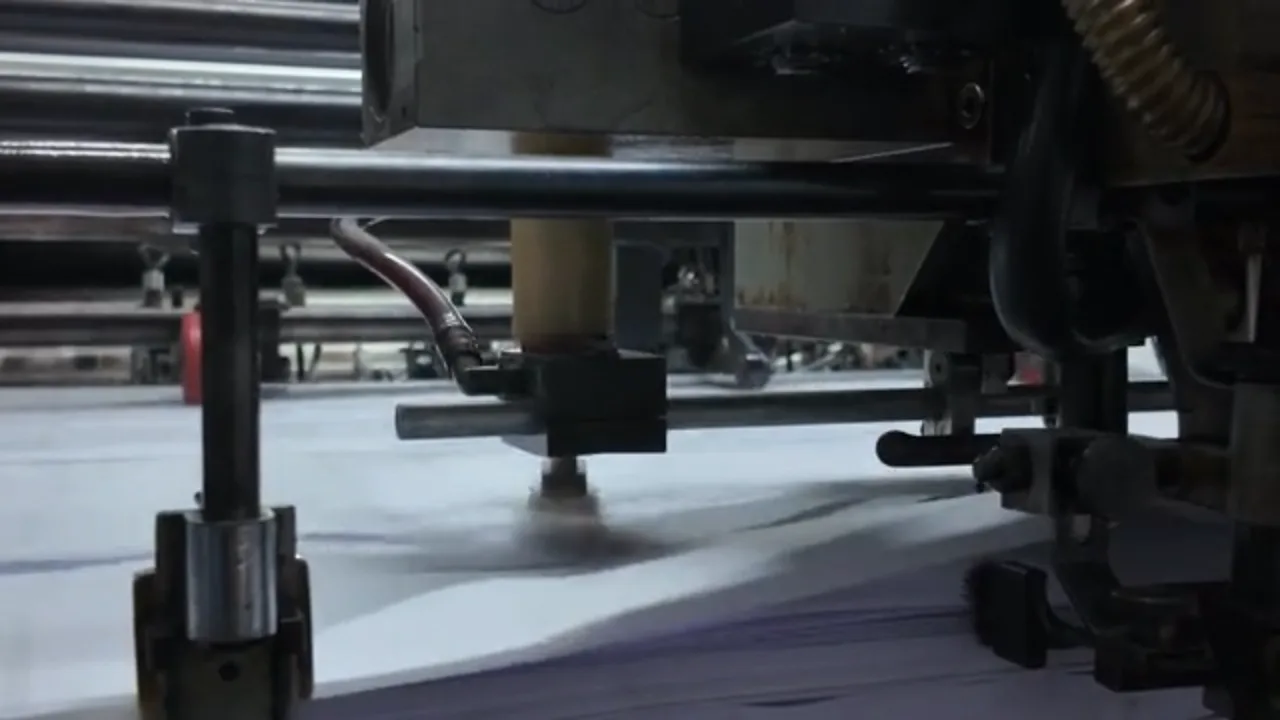 Druckmaschine im Detail beim Bedrucken von Bögen