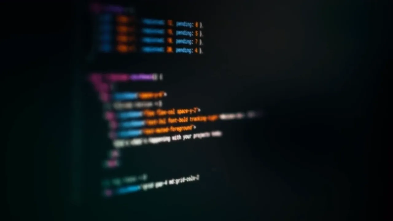 Code-Editor auf einem dunklen Bildschirm